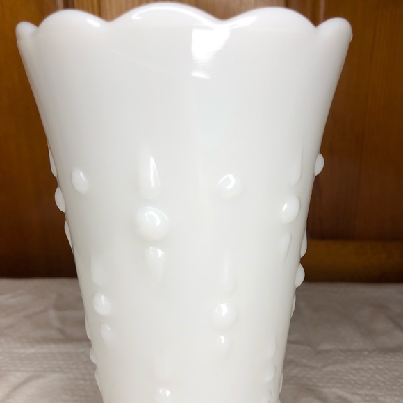 White Milk glass vase tear drops and dots design, no marking unknown maker - Picture 2 of 8